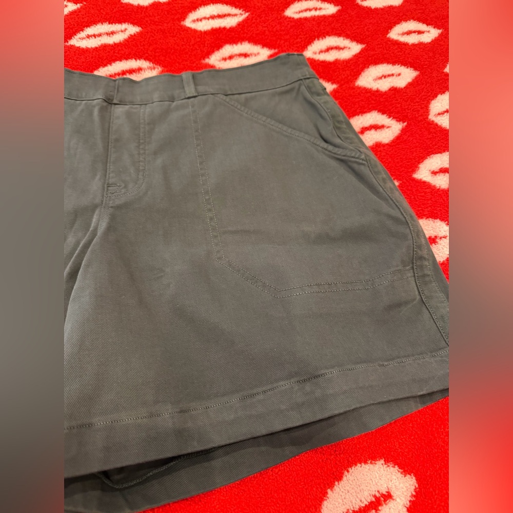 SPANX Women's Charcoal Cargo Shorts - Picture 6 of 7